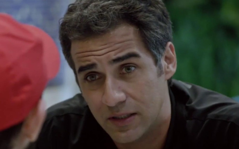 Rafael Sardão em cena de Amor Sem Igual: caracterizado como Miguel, ator olha de maneira séria para alguém fora do quadro