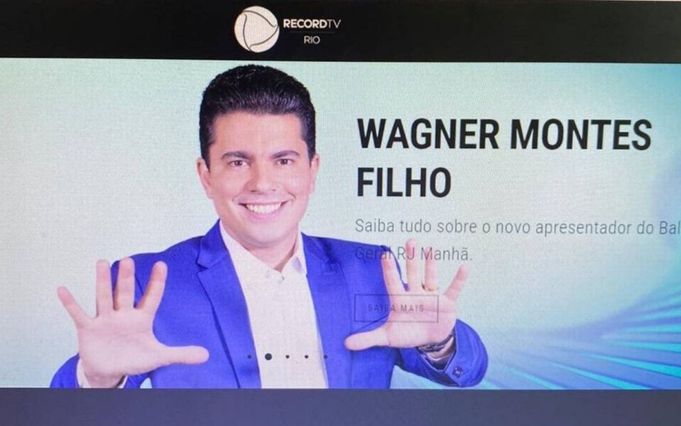 O apresentador e âncora Wagner Montes Filho levanta os dez dedos das mãos em imagem de divulgação no site da Record Rio