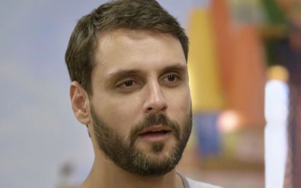 O personagem Antonio (Felipe Cunha) olha surpreso em cena de Topíssima na noite de segunda-feira (19)