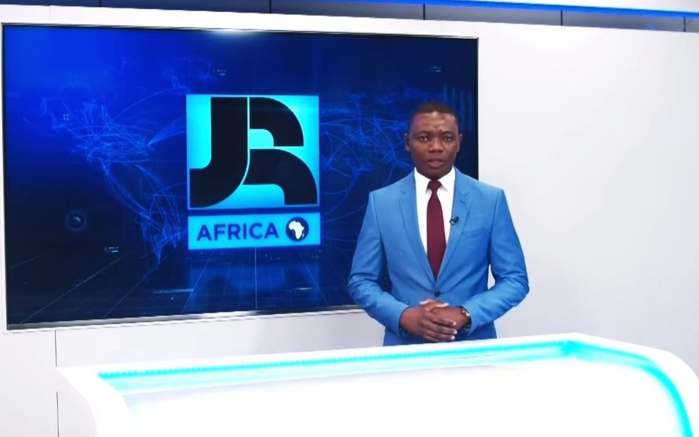 Simeão Mundula no estúdio do JR Africa, telejornal da Record TV Africa