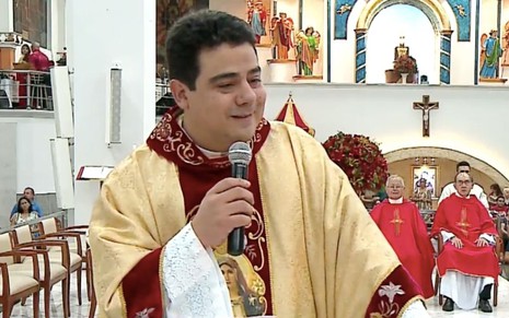 O padre Robson durante a missa do Divino Pai Eterno, transmitida pelo canal religioso Rede Vida