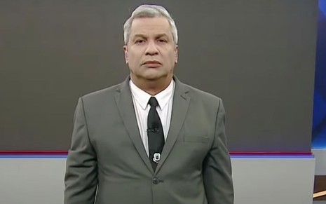 O apresentador Sikêra Jr. no cenário do Alerta Nacional, seu programa na RedeTV!