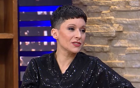 Patricia Marx usa blusa preta durante entrevista para programa Luciana by Night