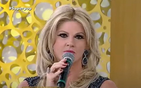 Val Marchiori falando durante participação no Superpop, da RedeTV!, em 2016
