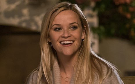 Reese Witherspoon sorridente em cena como Alice Kinney do filme De Volta Para Casa