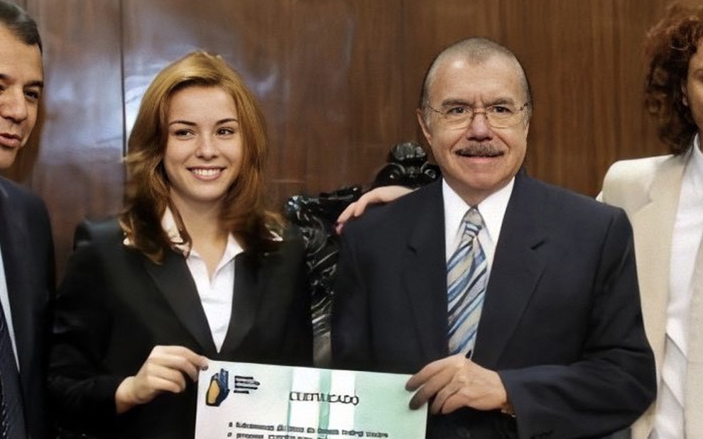 A atriz Regiane Alves segura um certificado junto do político José Sarney no plenário do Senado Federal