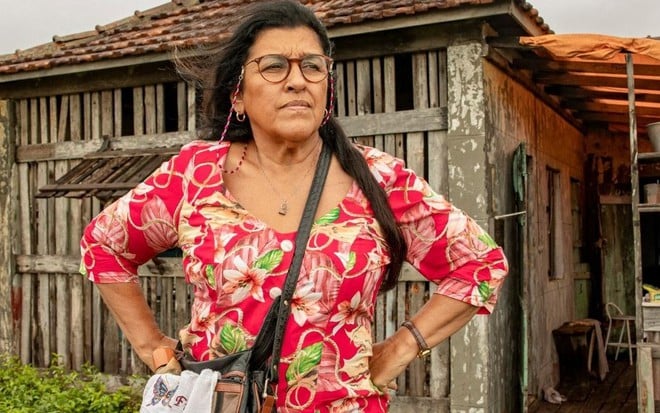 Regina Casé em cena como Lurdes em Amor de Mãe, da Globo