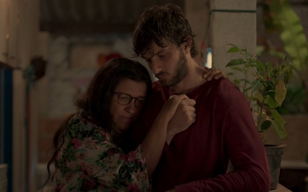 A atriz Regina Casé abraça o ator Chay Suede como Lurdes e Danilo em cena da novela Amor de Mãe