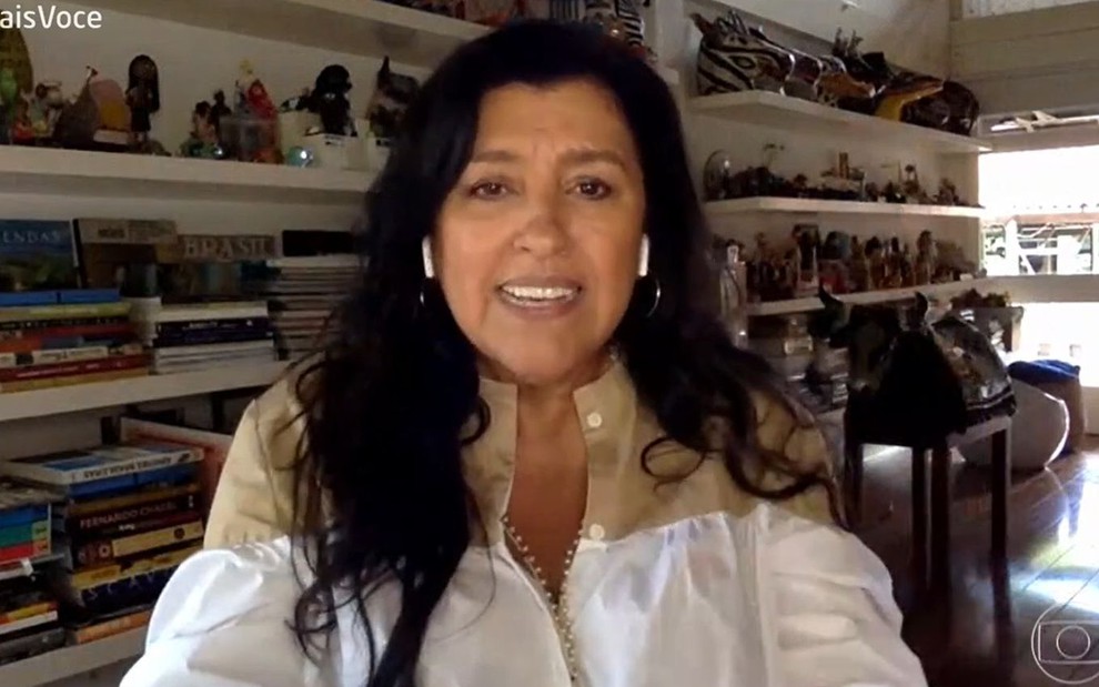 Regina Casé de blusa branca, em vídeo chamada com Ana Maria Braga