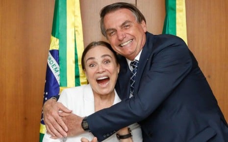A atriz Regina Duarte é abraçada pelo presidente Jair Bolsonaro em foto descontraída, mas oficial