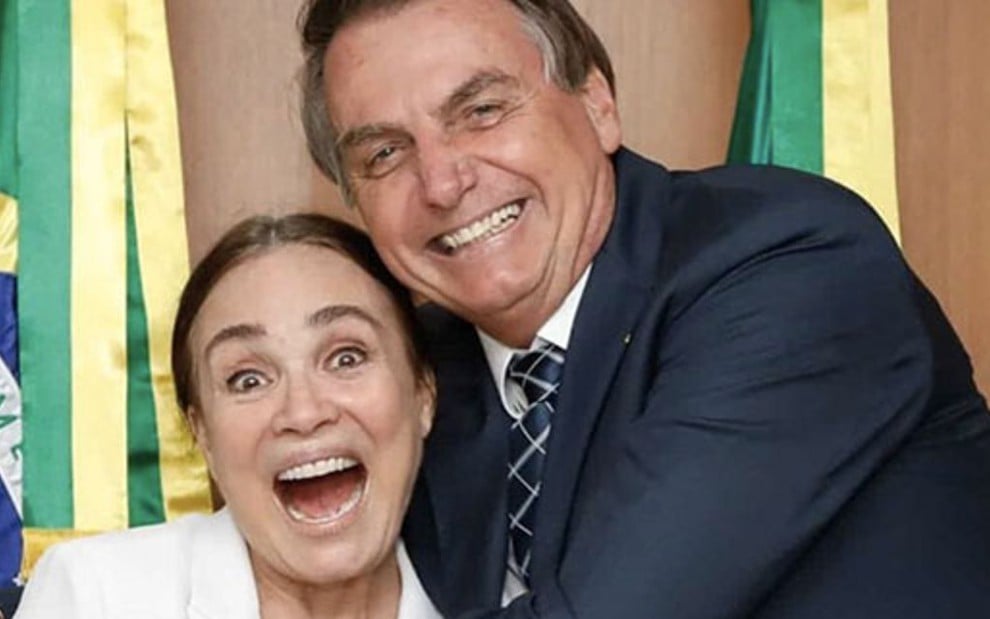 A ex-secretária da Cultura Regina Duarte com o presidente Jair Bolsonaro em foto publicada nas redes sociais
