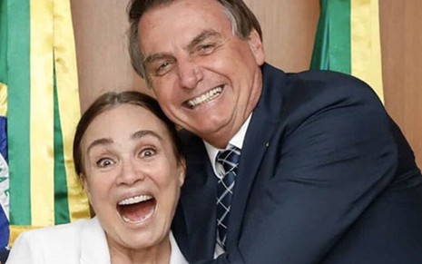 A ex-secretária da Cultura Regina Duarte com o presidente Jair Bolsonaro em foto publicada nas redes sociais