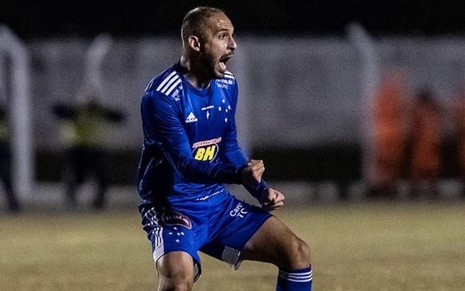 Imagem exibe o meia Régis, jogador do Cruzeiro, comemorando seu gol 