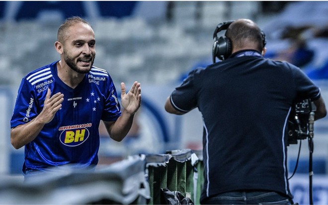 Meio-campista Régis celebra gol pelo Cruzeiro na Série B em frente ao cinegrafista