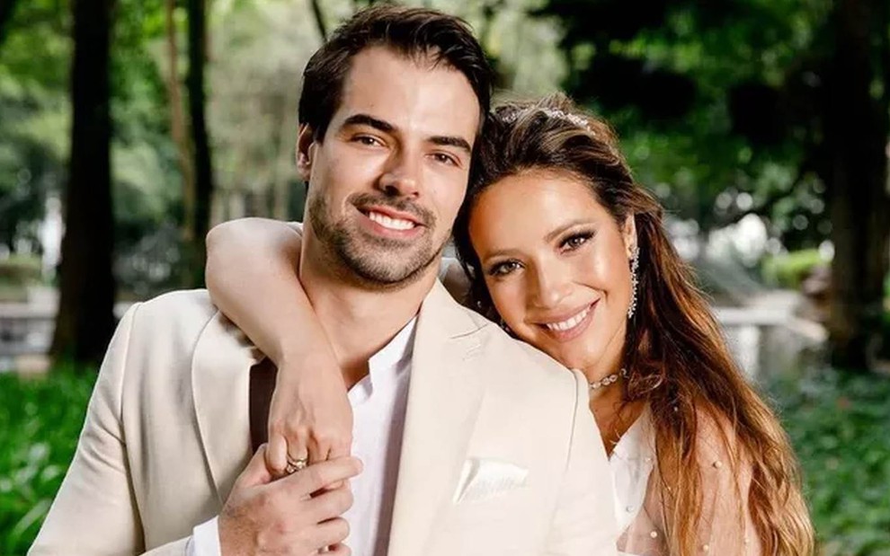 O relações públicas Leandro Gléria e a atriz Renata Domingues, vestidos de noivos no dia do casamento