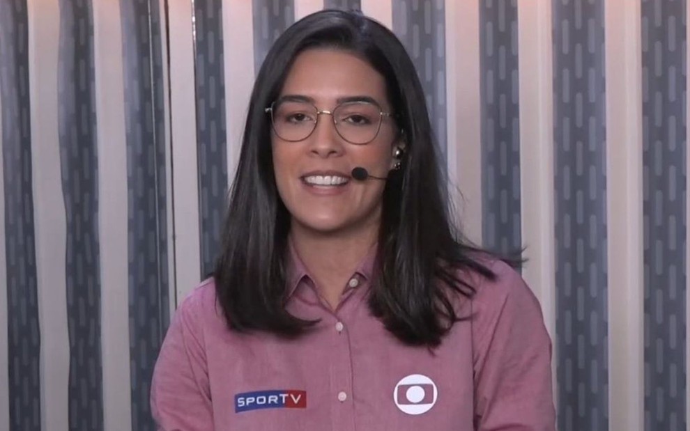 Renata Silveira em transmissão do SporTV, de camisa rosa