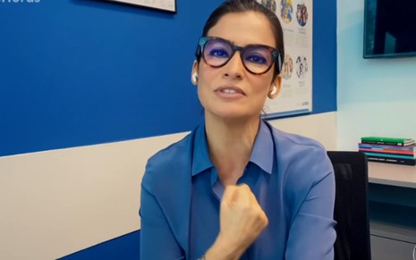 Renata Vasconcellos com camisa azul e óculos em entrevista durante a edição do Altas Horas de sábado (11)