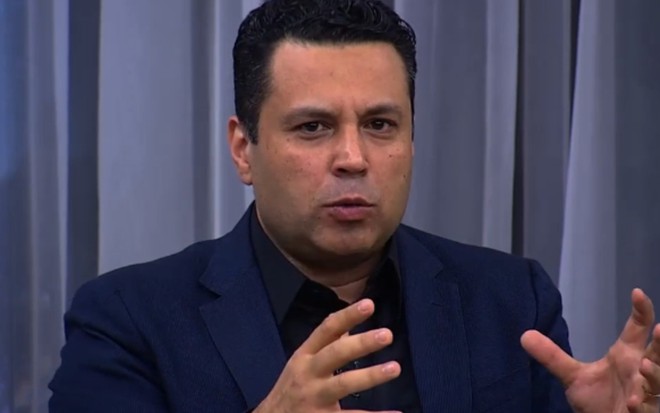 O apresentador e bispo Renato Cardoso durante o programa Entrelinhas de domingo (29)