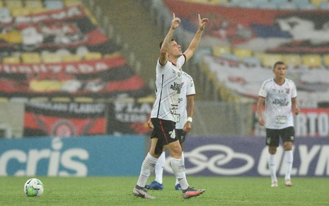 Atacante Renato Kayzer comemora gol pelo Athletico-PR com os braços erguidos