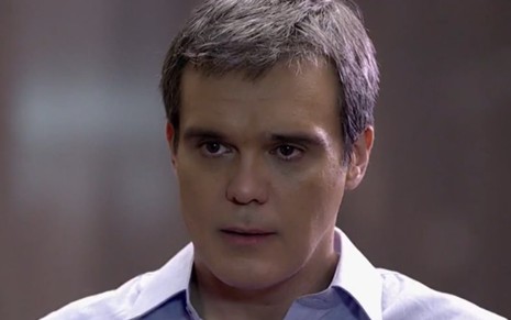 O ator Dalton Vigh com expressão séria em cena como seu personagem René na novela Fina Estampa