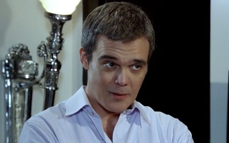 O ator Dalton Vigh usa camisa branca em cena como René de Fina Estampa