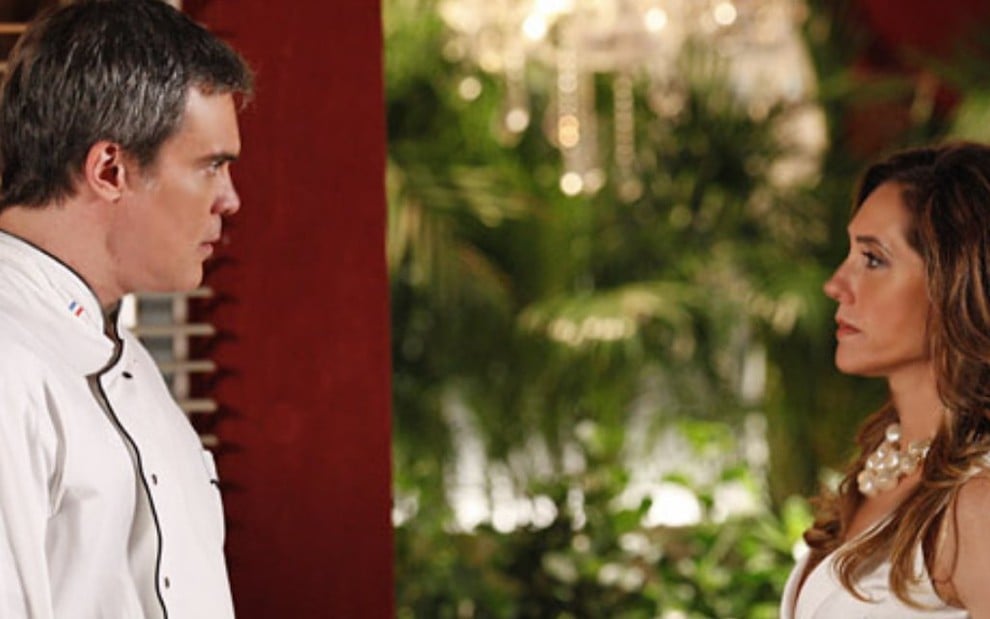 Dalton Vigh (René) e Christiane Torloni (Tereza Cristina) contracenam em cena de Fina Estampa, da TV Globo