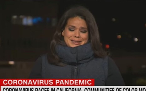 A repórter Sara Sidner chorando enquanto fala ao vivo em telejornal da CNN americana