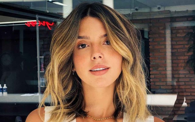 A atriz Giovanna Lancellotti posando para foto