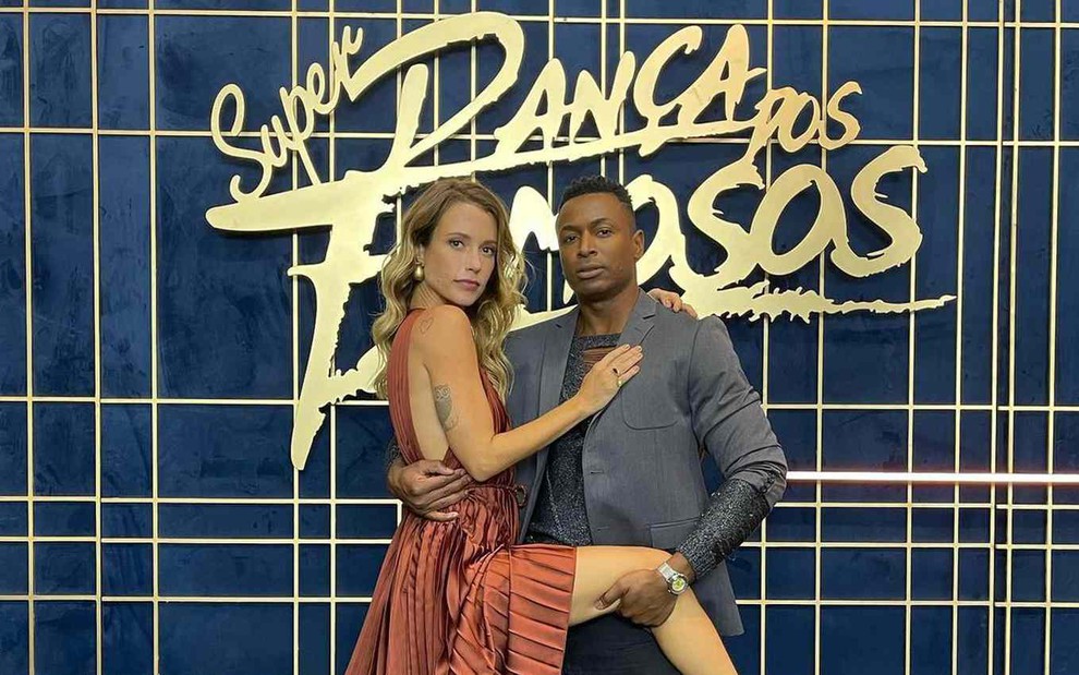 A atriz Juliana Didone, com o bailarino Igor Maximiliano, na divulgação do quadro Super Dança dos Famosos, do Domingão do Faustão