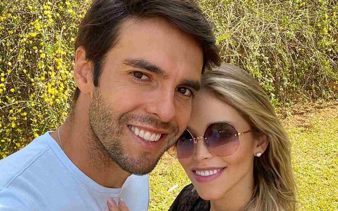 O casal Kaká e Carol Dias sorrindo para foto