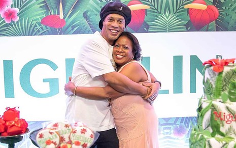 Ronaldinho Gaúcho abraçado com sua mãe, Miguelina Elói Assis dos Santos
