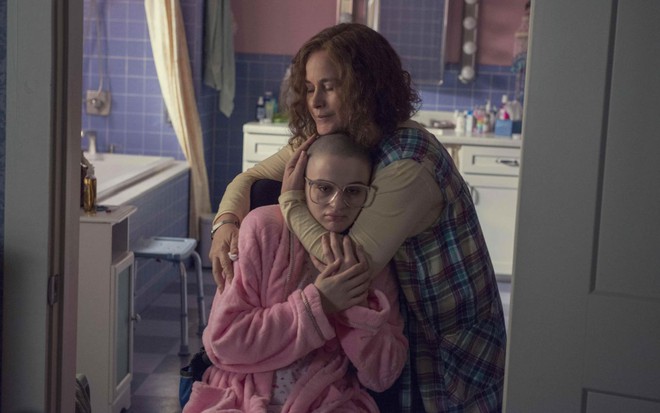 As atrizes Joey King e Patricia Arquette, abraçadas, em cena da série The Act