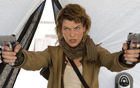 Milla Jovovich armada em cena de Residente Evil 3: A Extinção