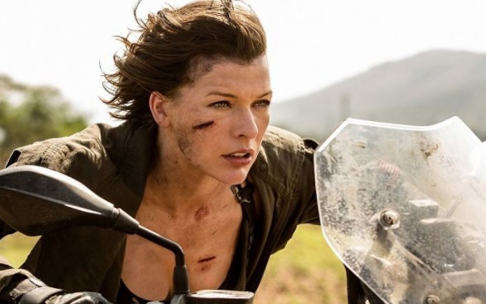 Milla Jovovich dirige moto em cena do filme Resident Evil 6: O Capítulo Final