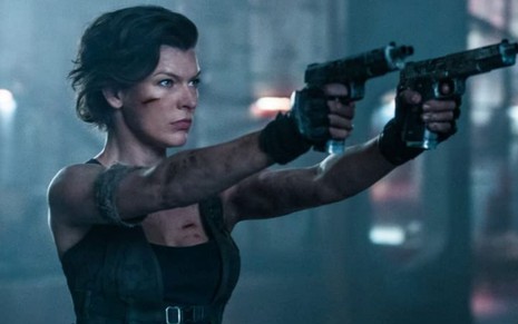 Milla Jovovich aponta armas em cena do filme Residente Evil 6 - O Capítulo Final