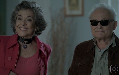 Elvira (Betty Faria) e Garcia (Othon Bastos) em cena de A Força do Querer