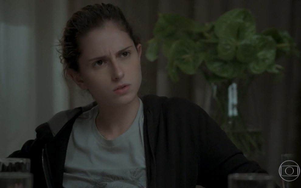 Ivana (Carol Duarte) com expressão irritada em cena de A Força do Querer