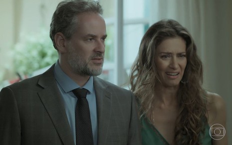 Eugênio (Dan Stulbach) e Joyce (Maria Fernanda Cândido) com expressão de choque em cena de A Força do Querer