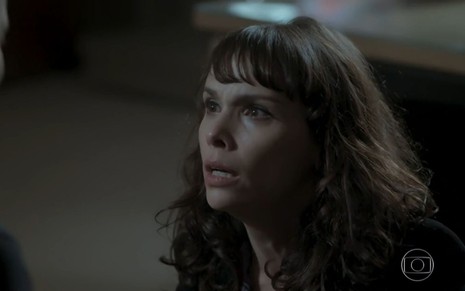 Irene (Débora Falabella) chora em cena de A Força do Querer