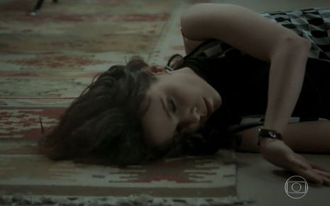 Irene (Débora Falabella) desmaiada no chão em cena de A Força do Querer