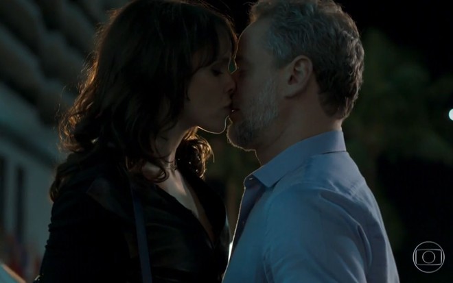 Irene (Débora Falabella) beija Eugênio (Dan Stulbach) em cena de A Força do Querer