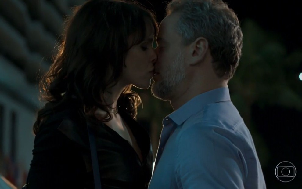 Irene (Débora Falabella) beija Eugênio (Dan Stulbach) em cena de A Força do Querer