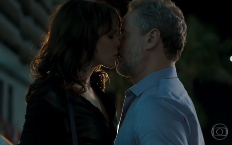 Irene (Débora Falabella) beija Eugênio (Dan Stulbach) em cena de A Força do Querer
