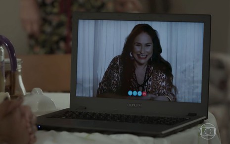 Almerinda (Fafá de Belém) em uma chamada de vídeo pelo notebook em cena de A Força do Querer