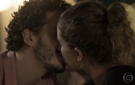 Cláudio (Gabriel Stauffer) e Ivana (Carol Duarte) se beijam em cena de A Força do Querer
