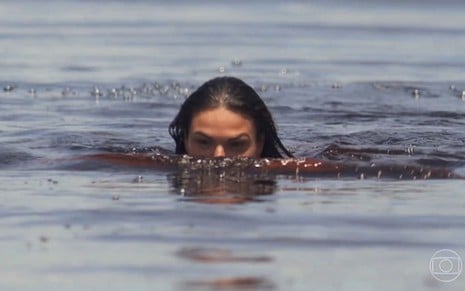 Ritinha (Isis Valverde) nada em um rio em cena de A Força do Querer