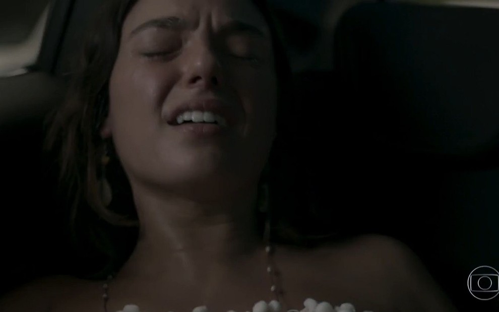 Ritinha (Isis Valverde) sofrendo de dor em cena de A Força do Querer