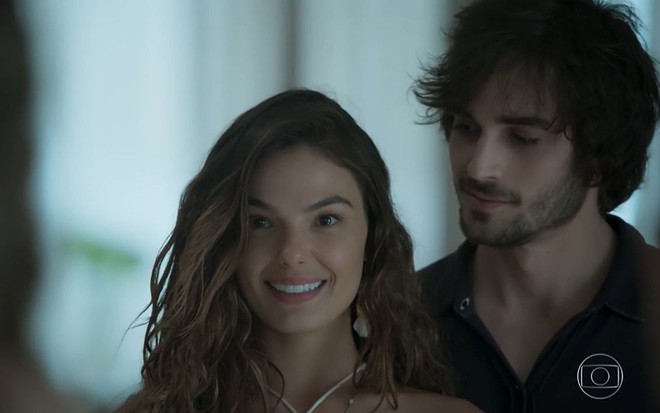 Ritinha (Isis Valverde) sorri ao lado de Ruy (Fiuk) em cena de A Força do Querer