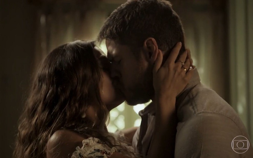 Ritinha (Isis Valverde) e Zeca (Marco Pigossi) se beijam em cena de A Força do Querer