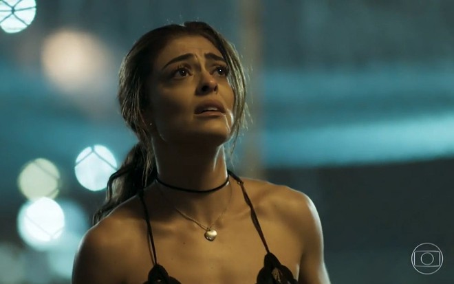 Bibi (Juliana Paes) chega no morro após a fuga do marido da cadeia em cena de A Força do Querer